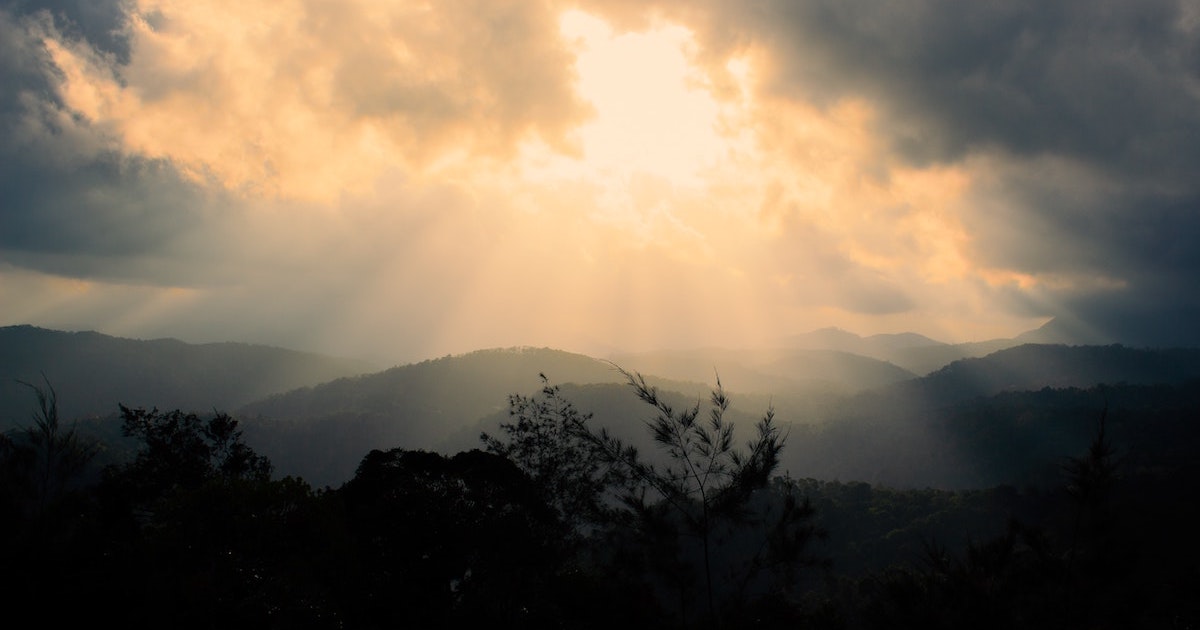 A cloudy sunset over the mountains in Ottakathalamedu.