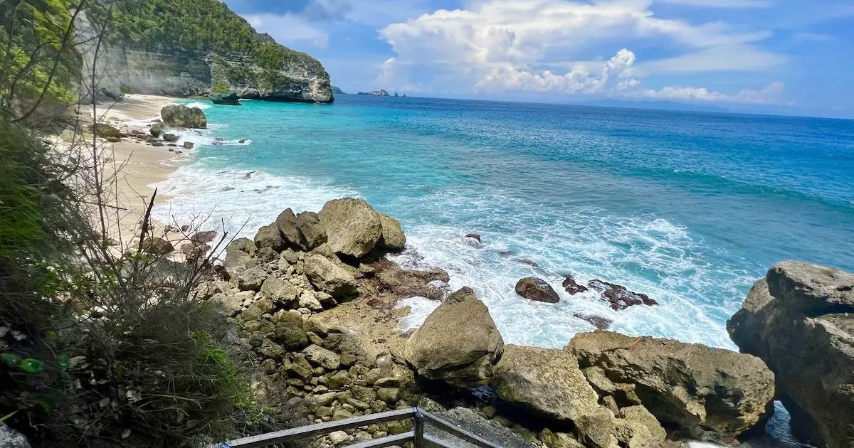 Large boulders blocking the path to Suwehan Beach in Nusa Penida.