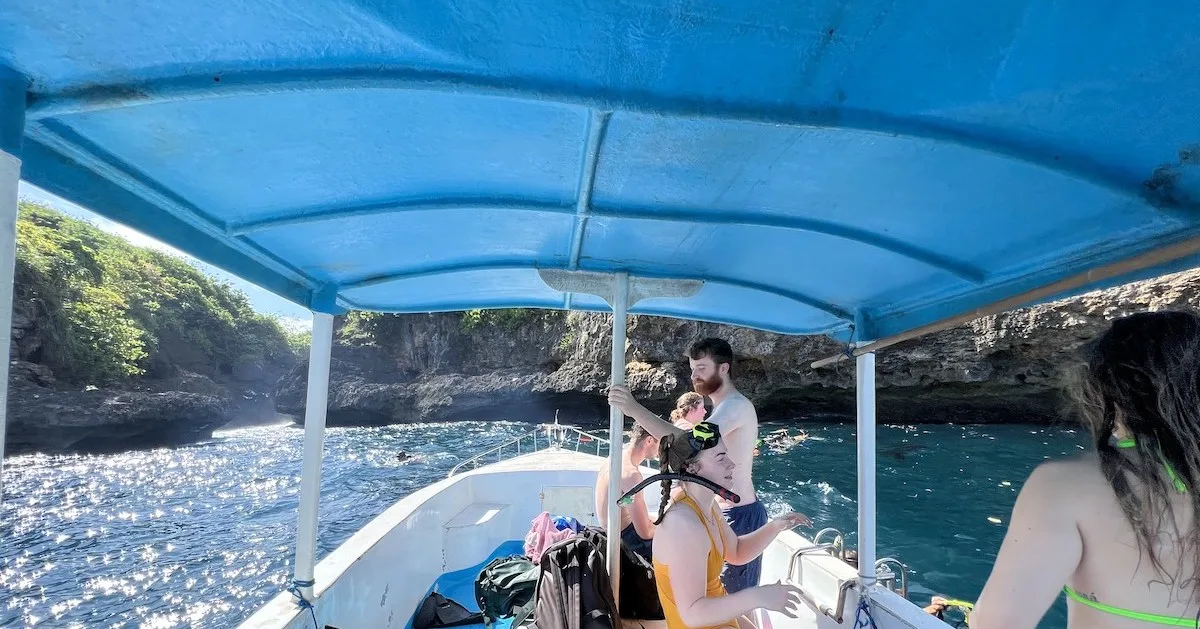 A snorkelling tour boat in Manta Bay Nusa Penida