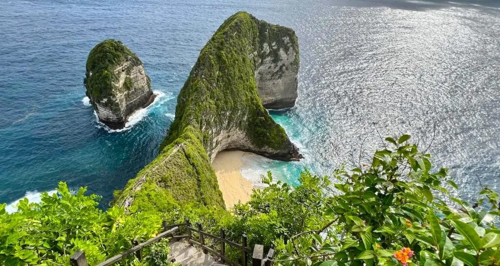Steps descending to Kelingking Beach, shaped as a t-rex.