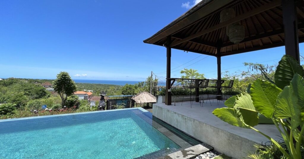 Infinity pool overlooking the sea in Uluwatu at One Degree Sunset Hill Leisure.