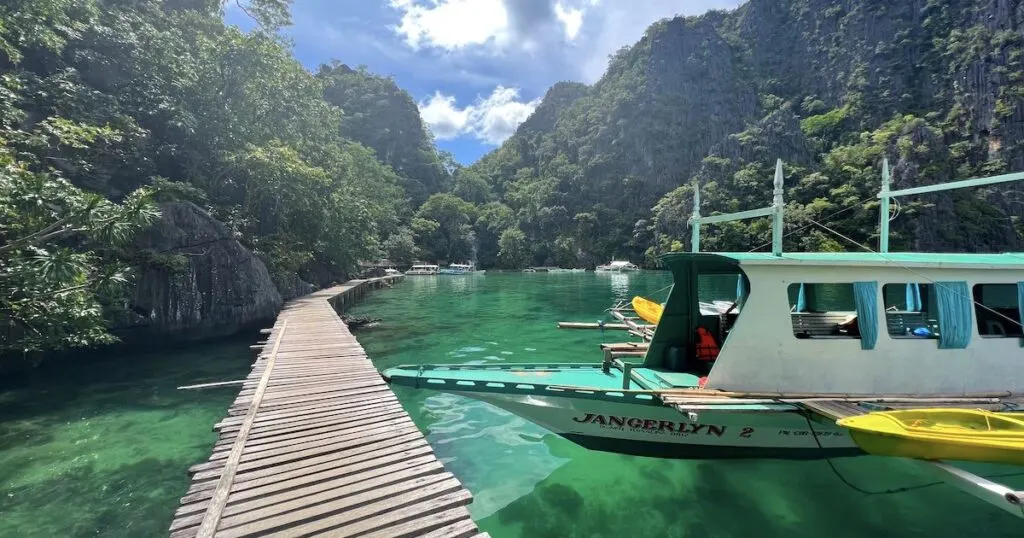Coron island hopping tours boat parked outside of Kayangan Lake.
