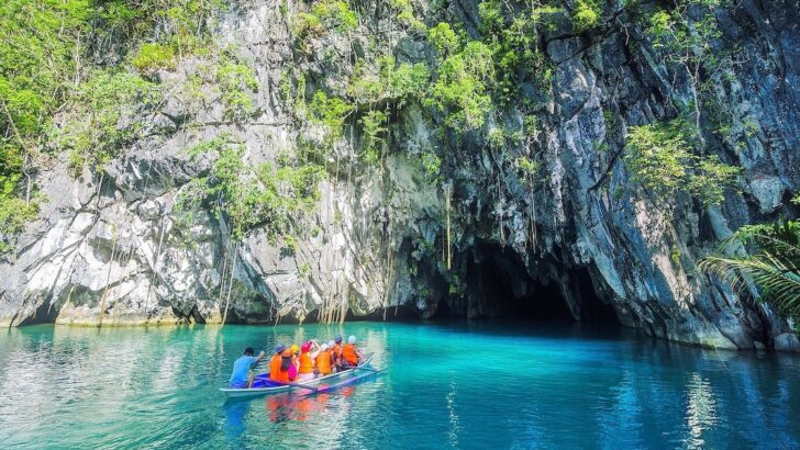 Boat full of tourists glides into the cave for the Puerto Princesa River.