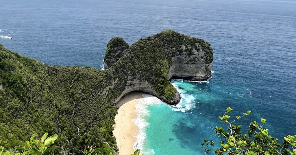 Birds' eye view of white sand and turqouise water at Kelingking Beach in Nusa Penida.