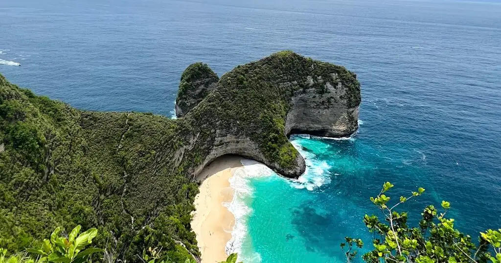 Birds' eye view of white sand and turqouise water at Kelingking Beach in Nusa Penida.